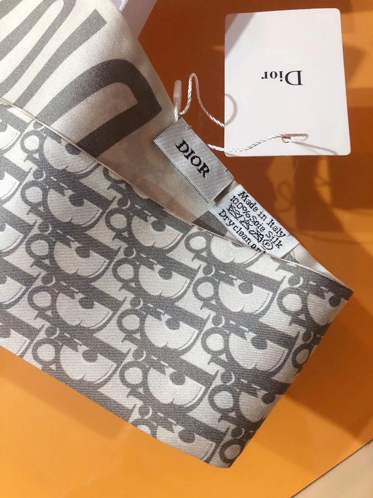 디올 오블리크 트윌리 그레이 미차 스카프