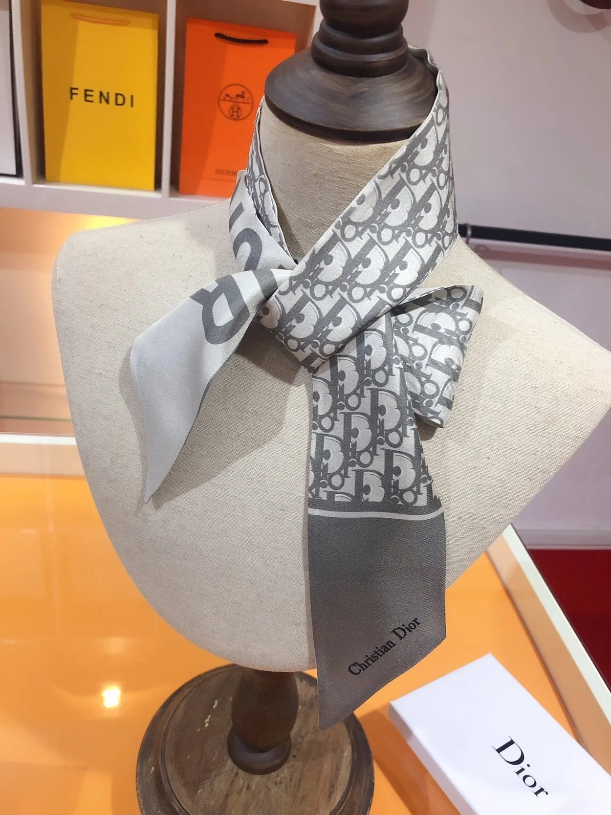 디올 오블리크 트윌리 그레이 미차 스카프