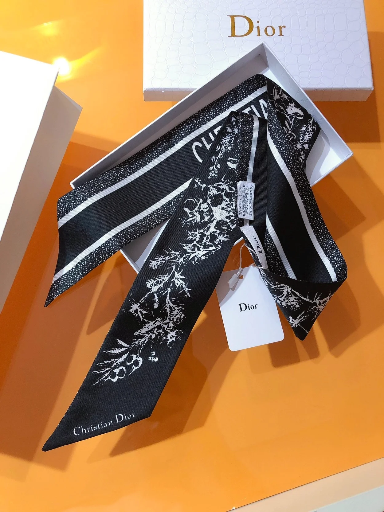 디올 블랙 투왈 드 주이 플라워 미차 스카프