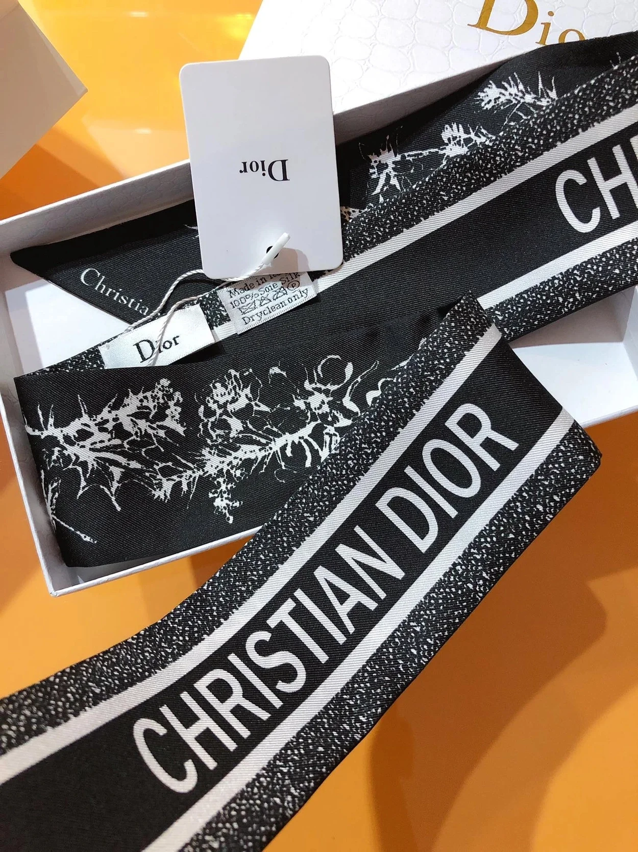 디올 블랙 투왈 드 주이 플라워 미차 스카프