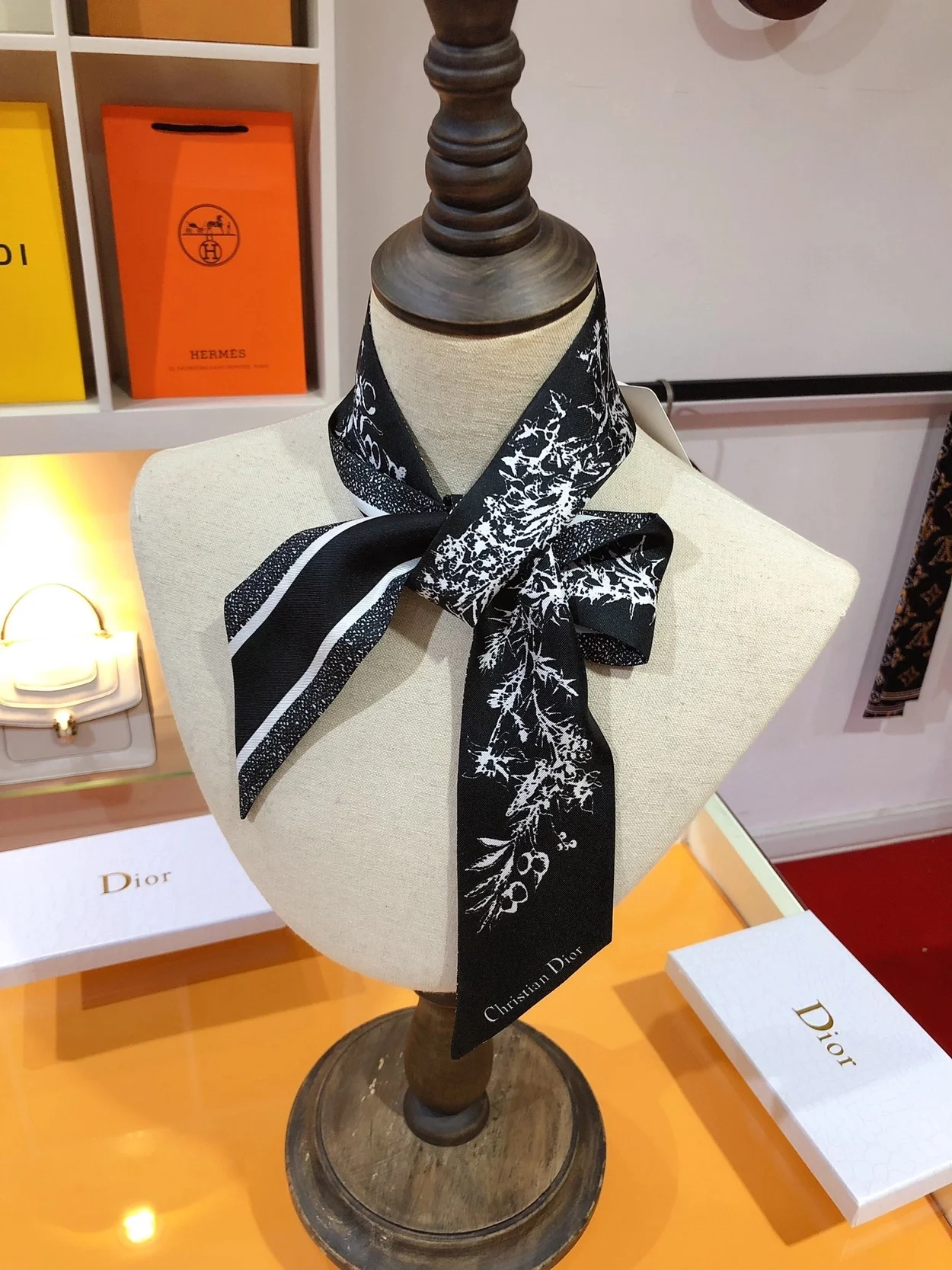 디올 블랙 투왈 드 주이 플라워 미차 스카프