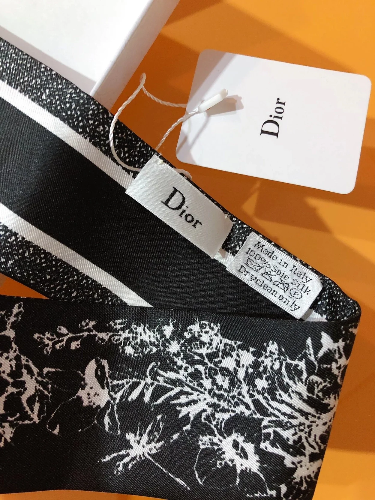 디올 블랙 투왈 드 주이 플라워 미차 스카프