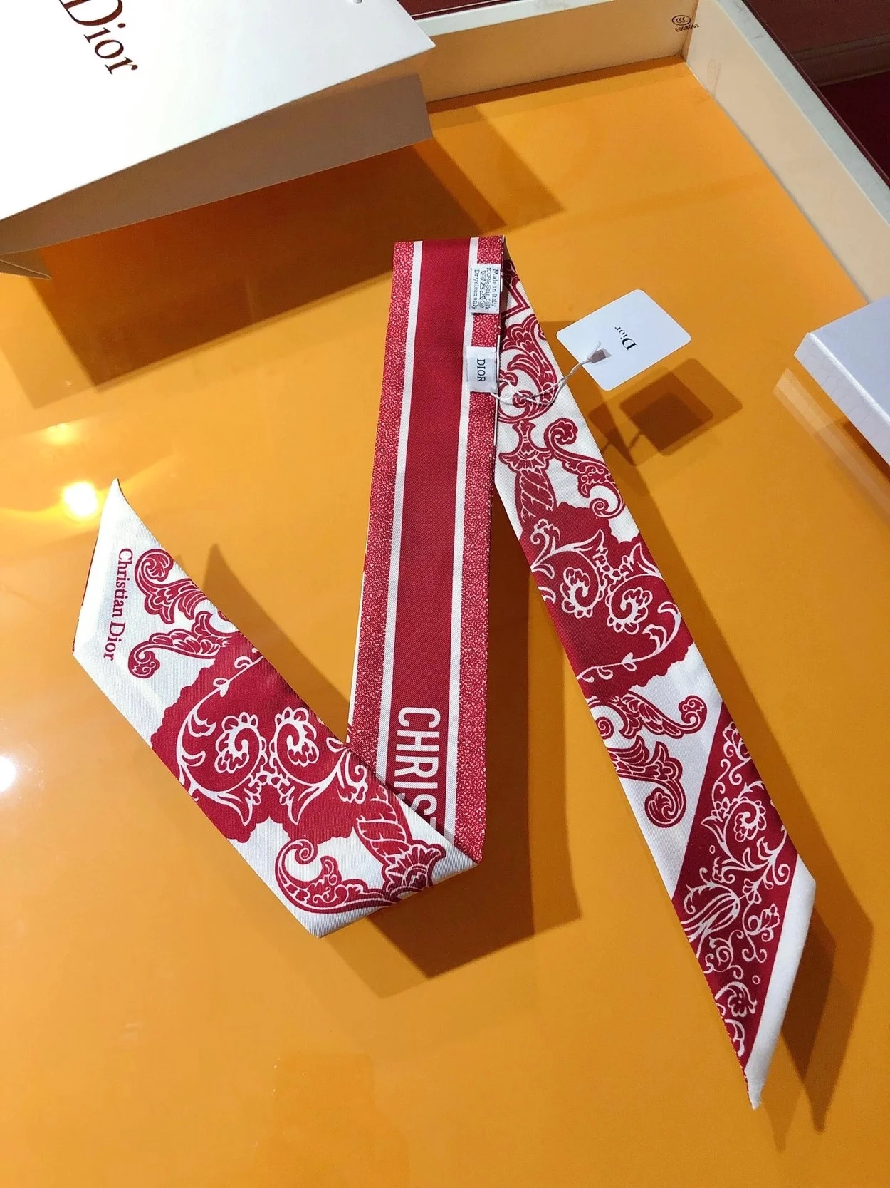 디올 바다나 화이트 앤 레드 실크 트윌 미차 스카프