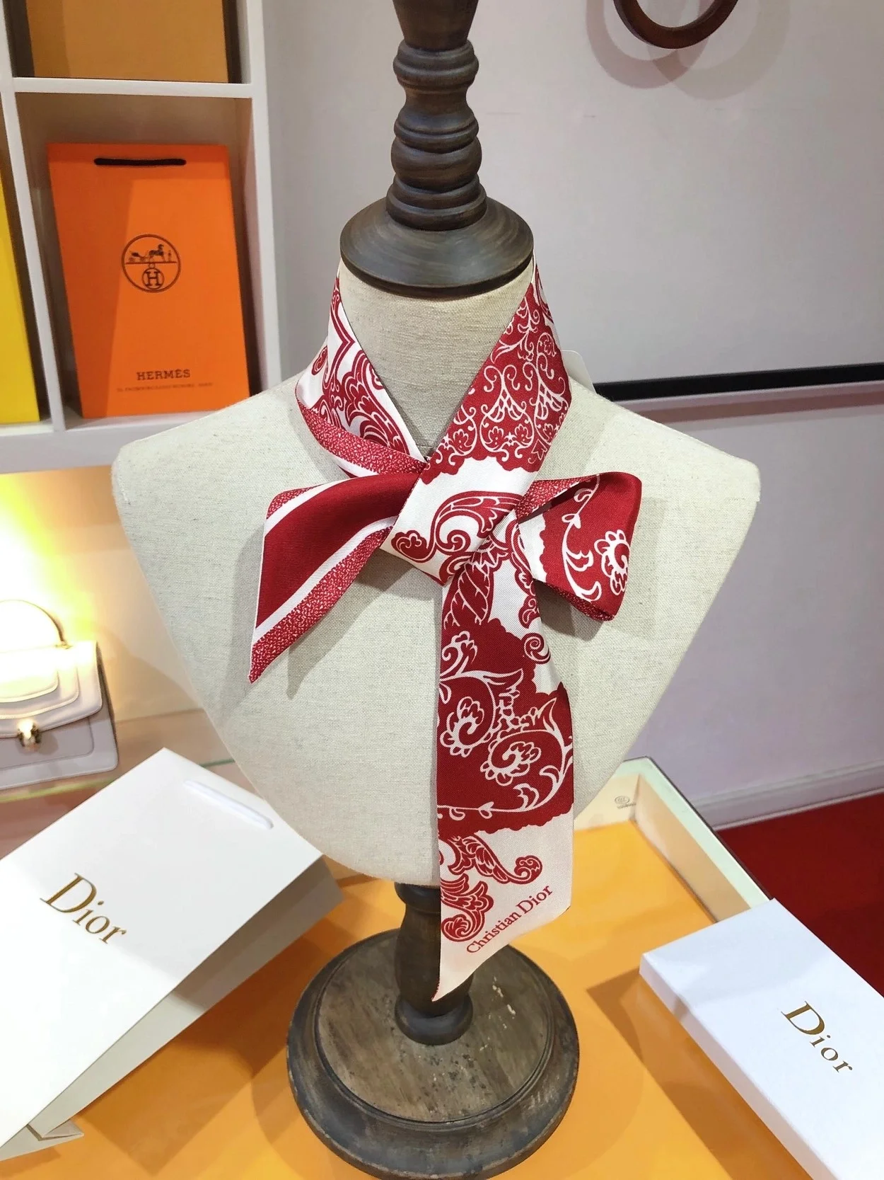 디올 바다나 화이트 앤 레드 실크 트윌 미차 스카프