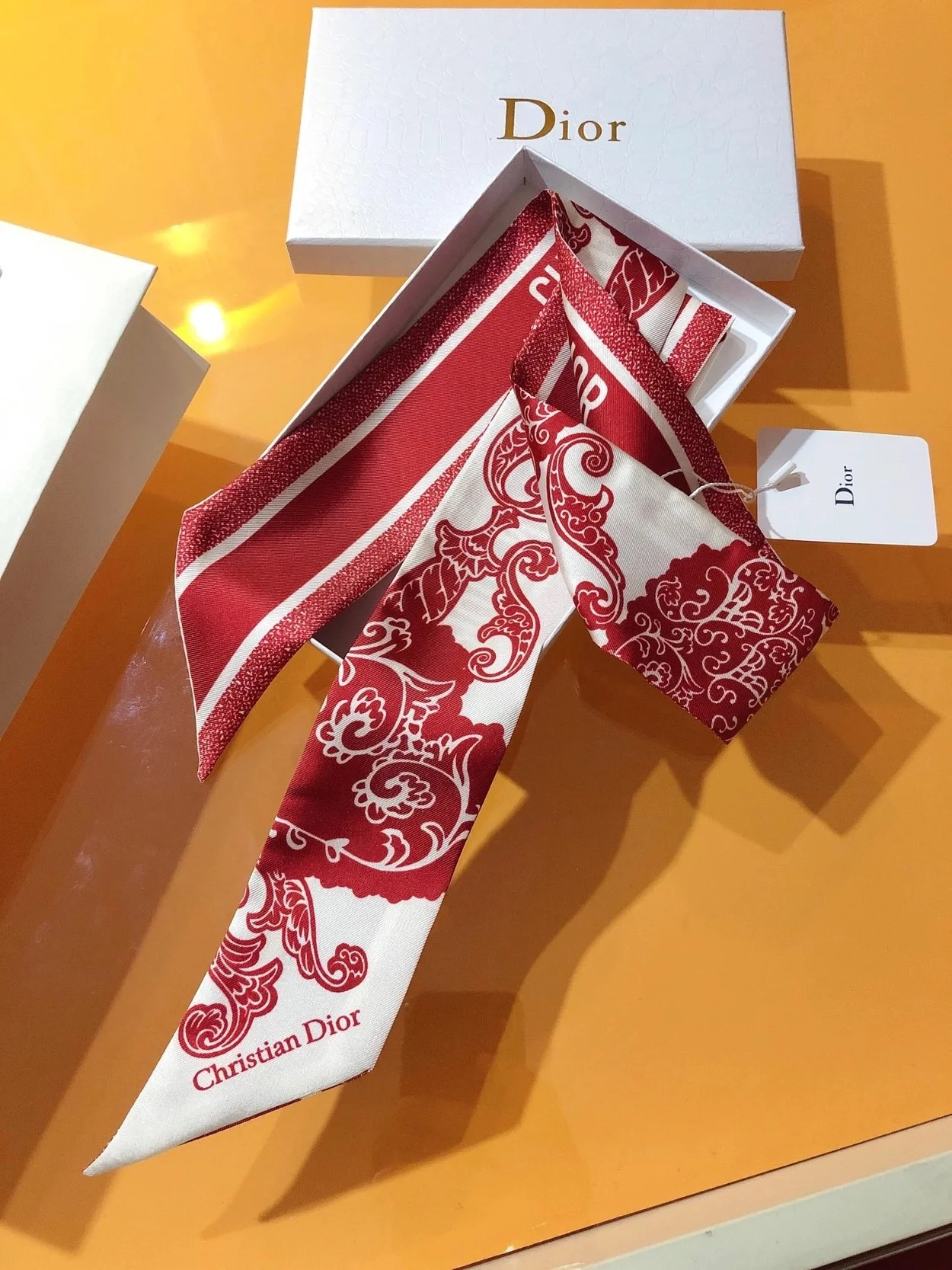 디올 바다나 화이트 앤 레드 실크 트윌 미차 스카프