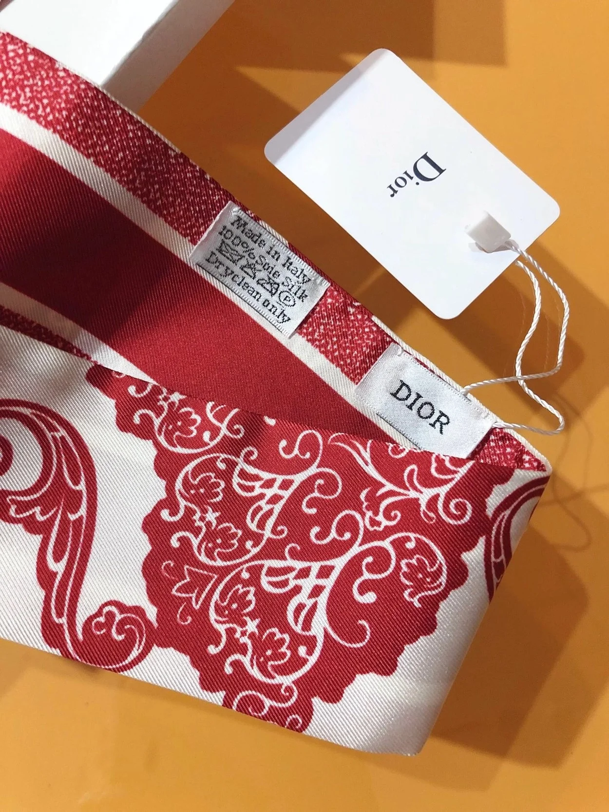 디올 바다나 화이트 앤 레드 실크 트윌 미차 스카프