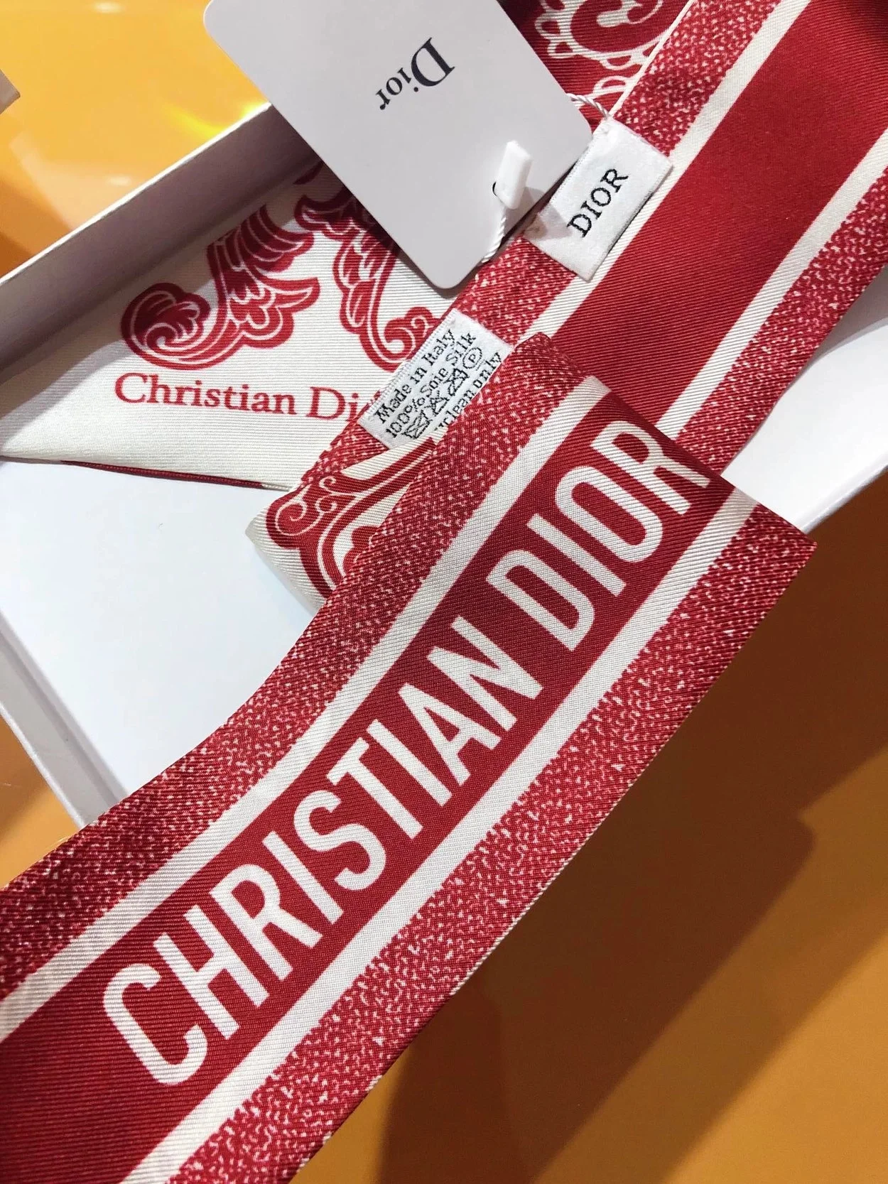 디올 바다나 화이트 앤 레드 실크 트윌 미차 스카프