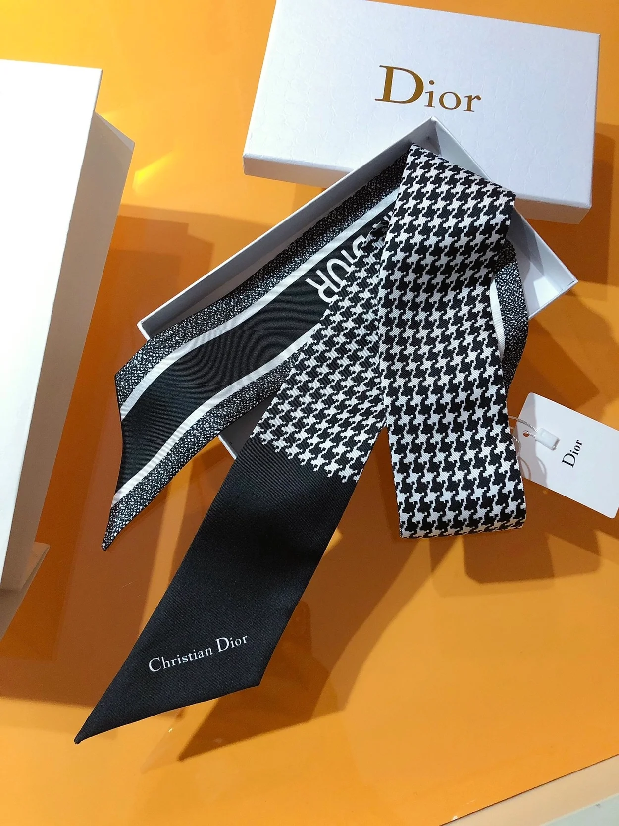 디올 몽테인 블랙 앤 화이트 실크 트윌 미차 스카프