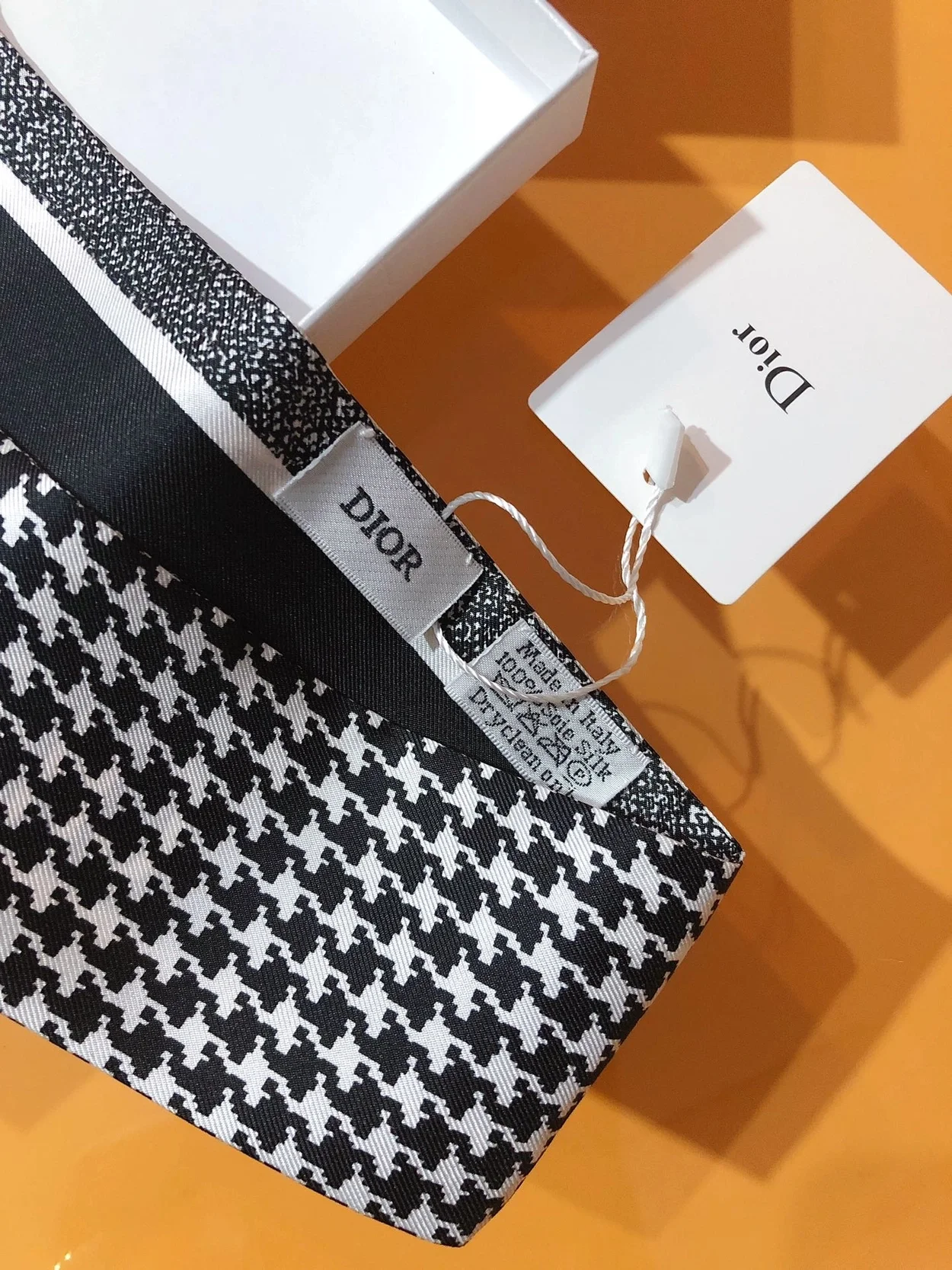 디올 몽테인 블랙 앤 화이트 실크 트윌 미차 스카프