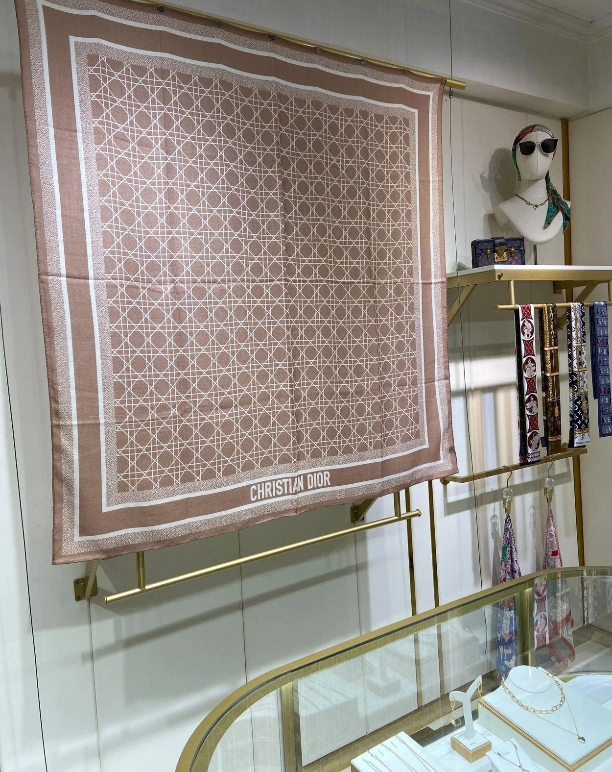 디올 까나쥬 90 스퀘어 아이보리 스카프