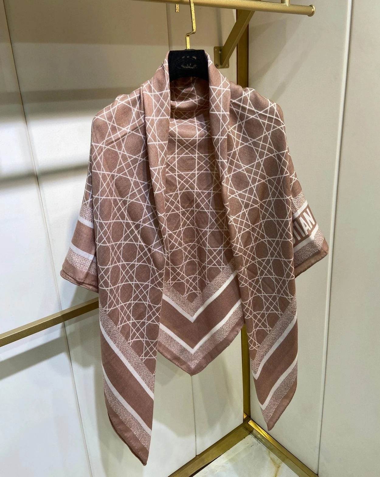 디올 까나쥬 90 스퀘어 아이보리 스카프