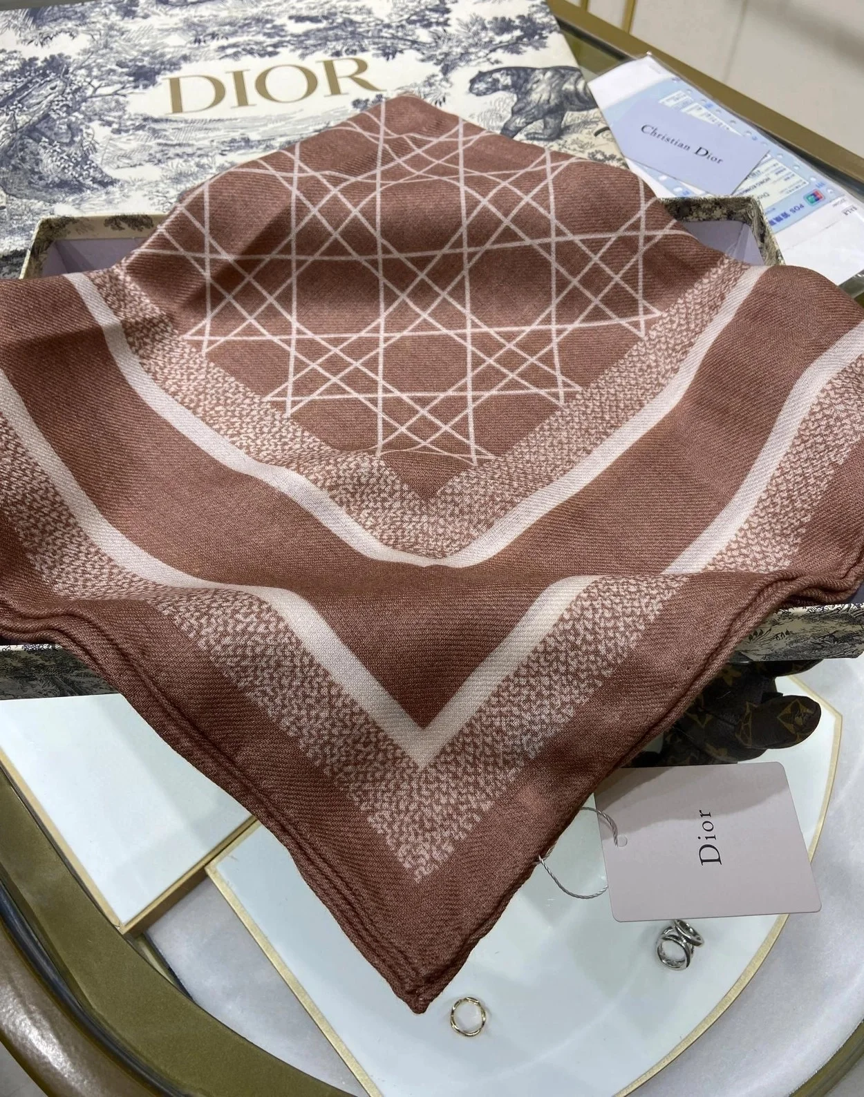 디올 까나쥬 90 스퀘어 아이보리 스카프