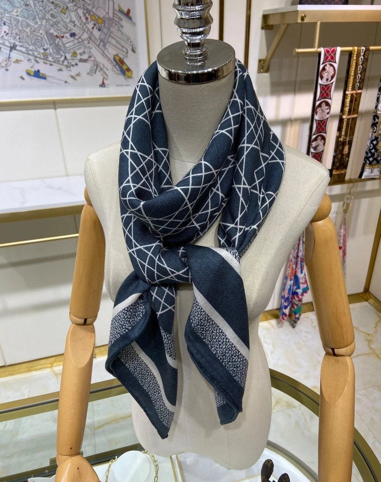 디올 까나쥬 90 스퀘어 그레이 스카프