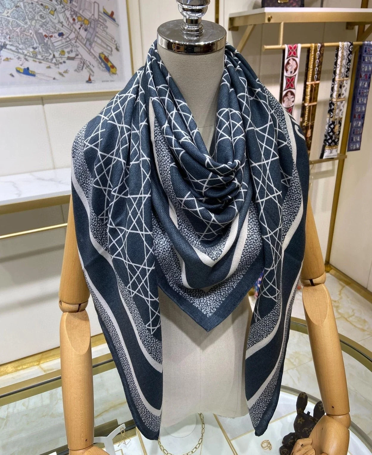 디올 까나쥬 90 스퀘어 그레이 스카프