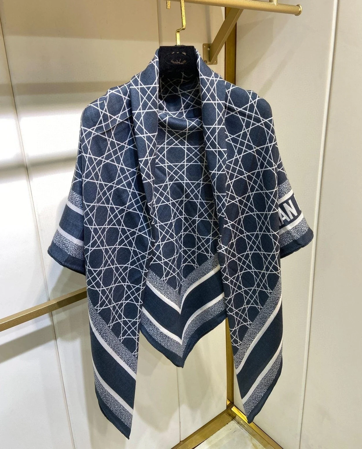 디올 까나쥬 90 스퀘어 그레이 스카프