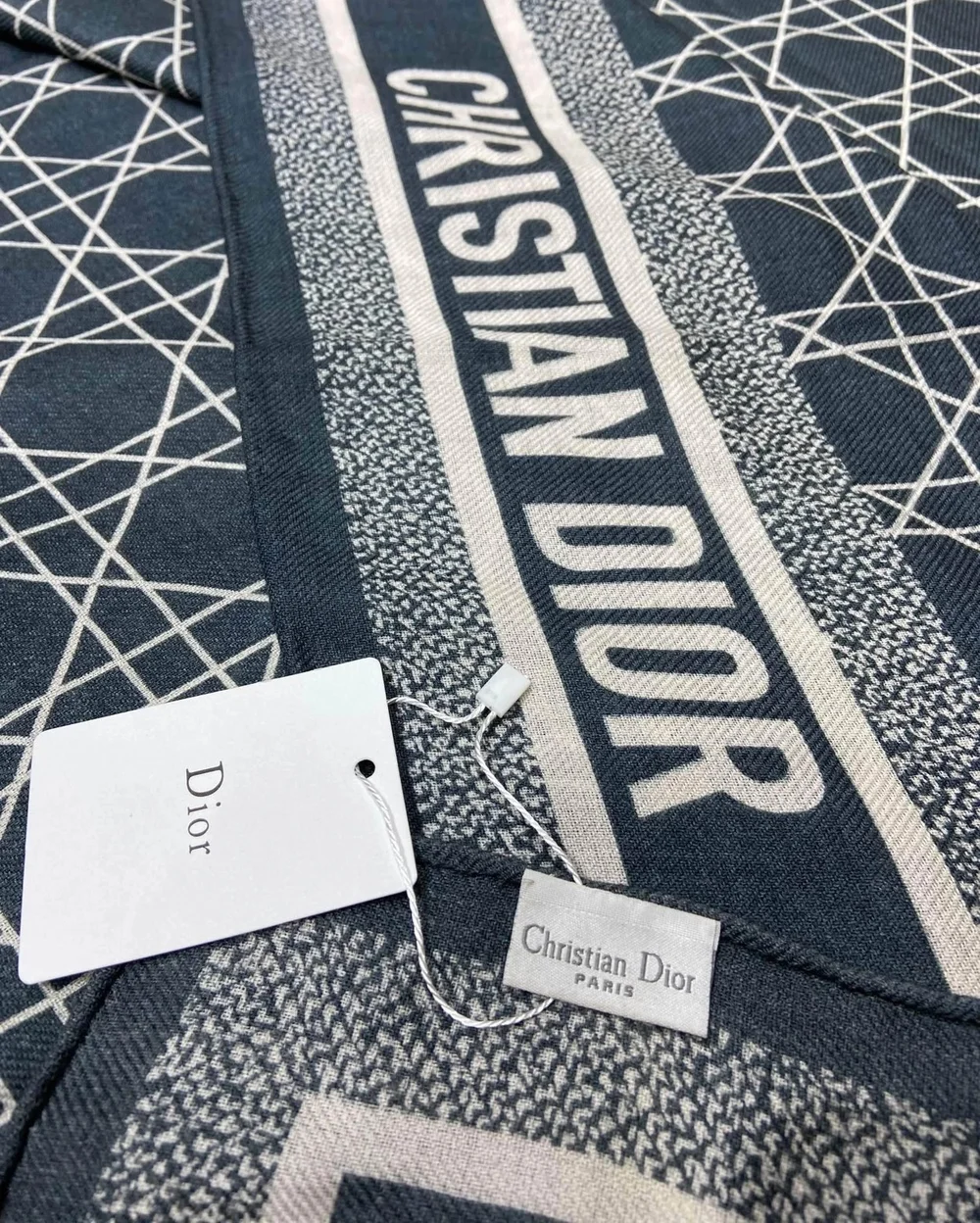 디올 까나쥬 90 스퀘어 그레이 스카프