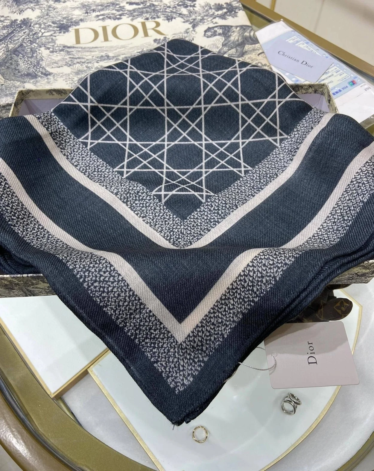 디올 까나쥬 90 스퀘어 그레이 스카프