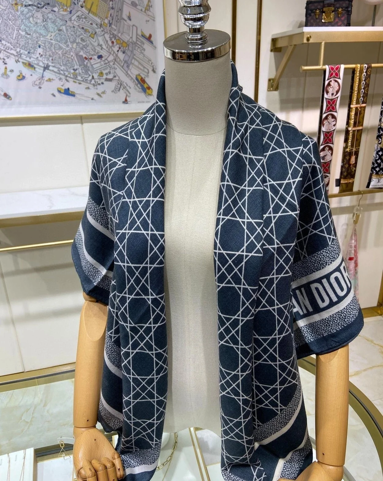 디올 까나쥬 90 스퀘어 그레이 스카프