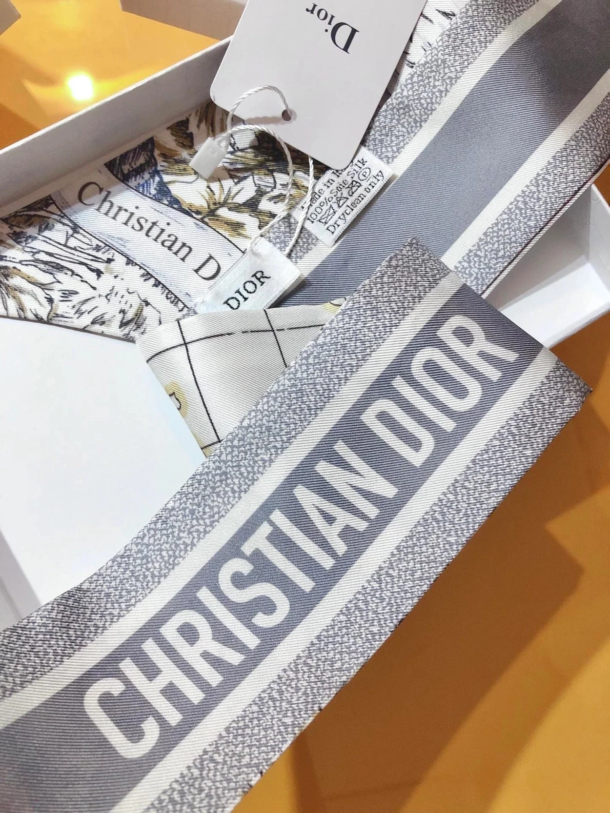 디올 그레이 멀티 컬러 실크 트윌 미차 스카프