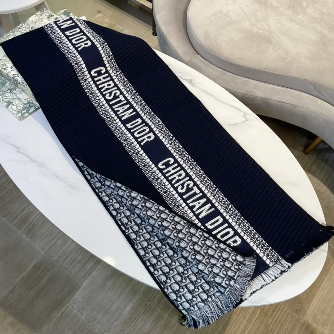 디올 오블리크 유니버시티 리버시블 머플러