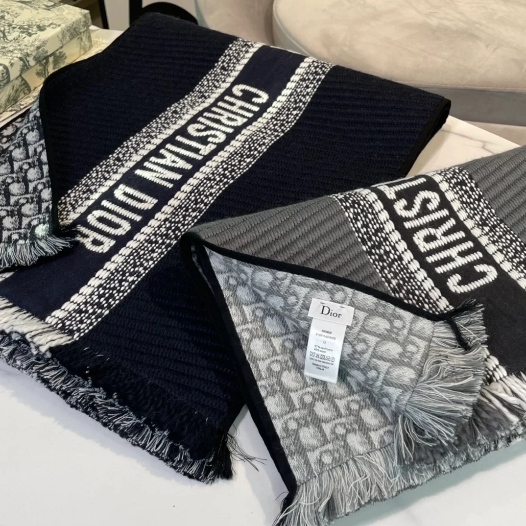 디올 오블리크 유니버시티 리버시블 머플러