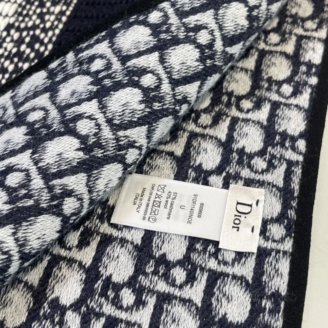 디올 오블리크 유니버시티 리버시블 머플러