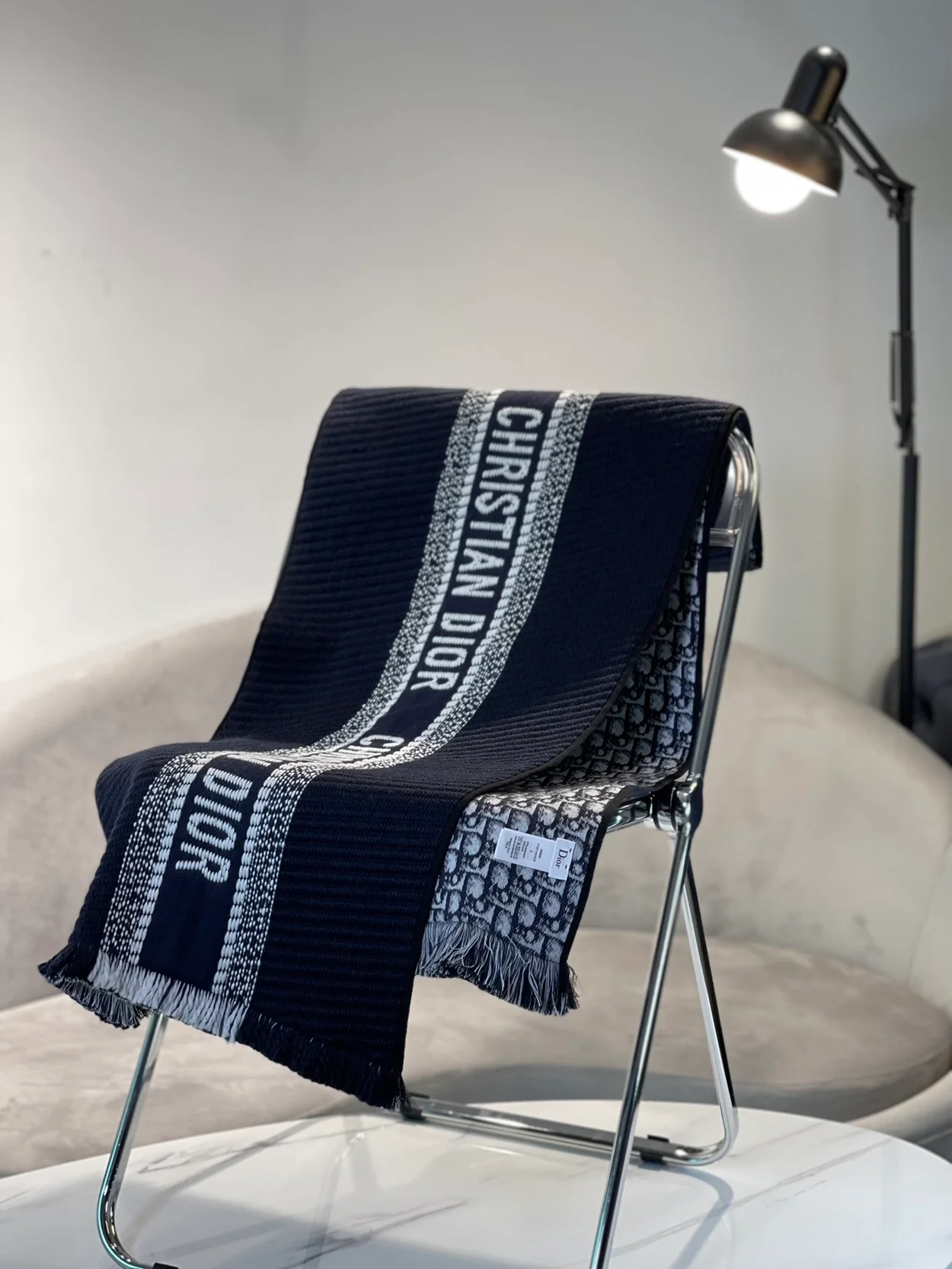 디올 오블리크 유니버시티 리버시블 머플러