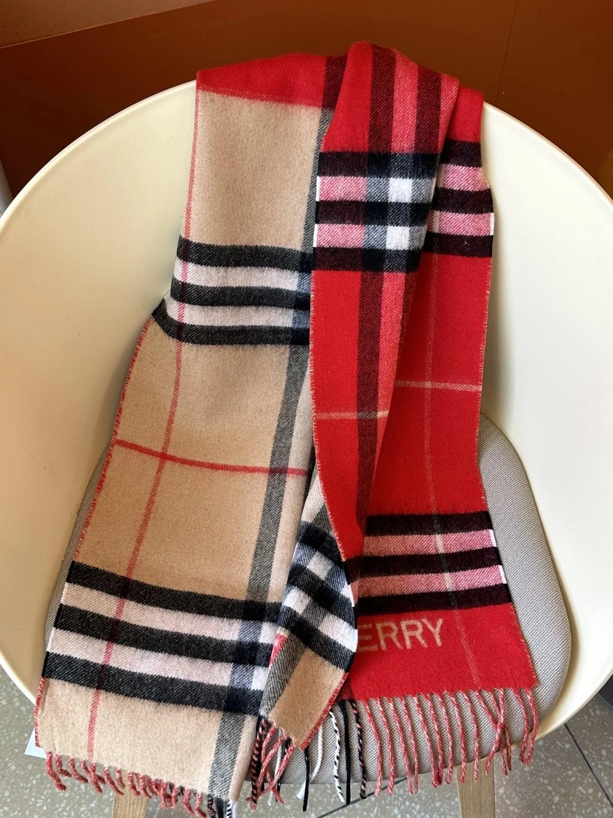 버버리 컨트라스트 체크 스카프 아카이브 베이지 레드