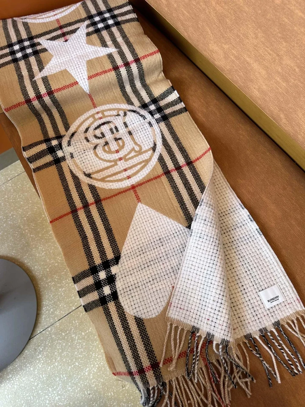버버리 몽타주 체크 아카이브 베이지 스카프