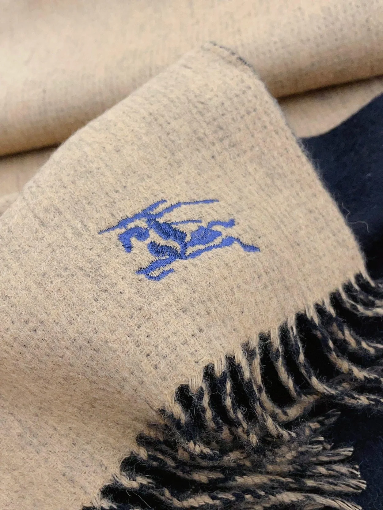 버버리 EKD 캐시미어 리버시블 카멜 블랙 스카프