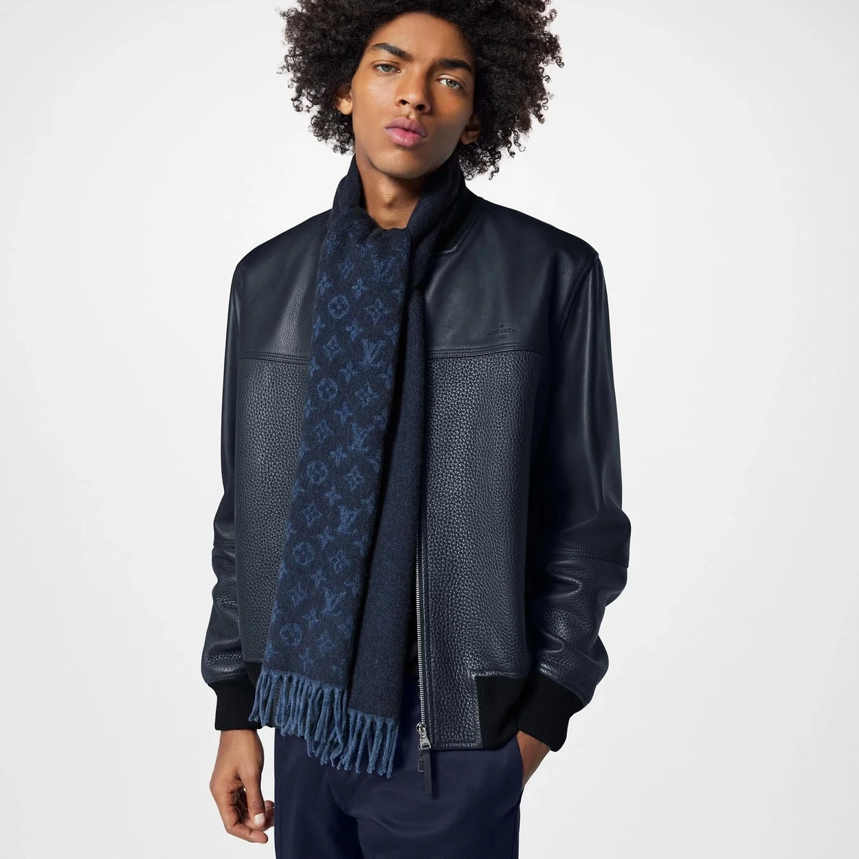 루이비통 모노그램 그라디언트 네이비 블루 스카프