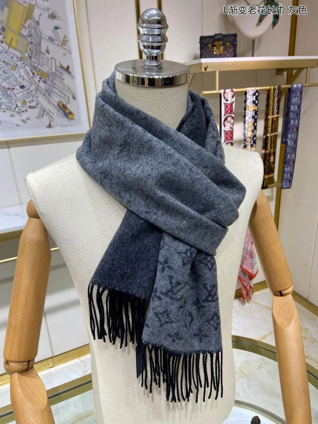 루이비통 모노그램 그라디언트 그레이 스카프