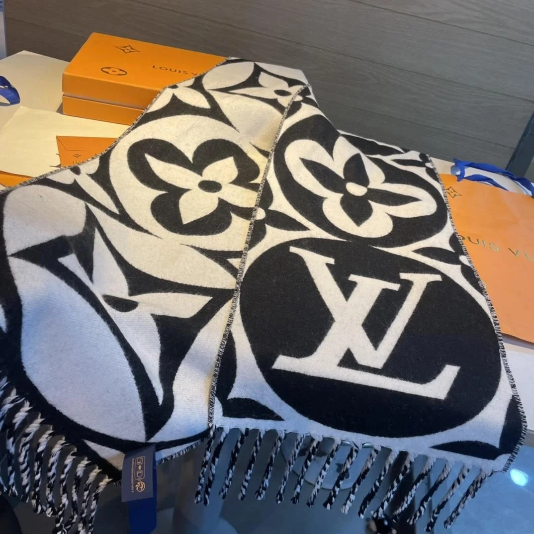 루이비통 메달리언 블랙 스카프