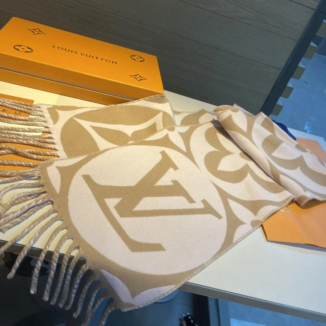 루이비통 메달리언 베이지 로즈 스카프