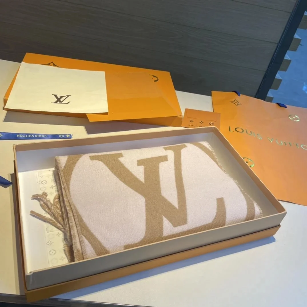 루이비통 메달리언 베이지 로즈 스카프