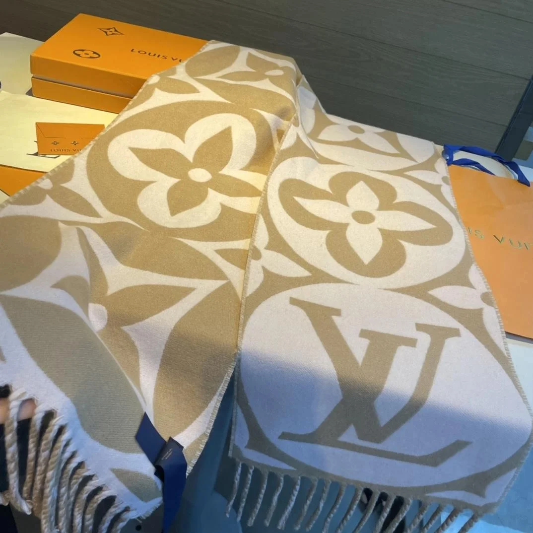 루이비통 메달리언 베이지 로즈 스카프
