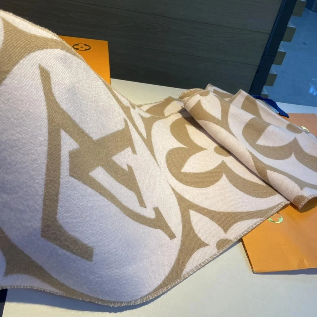 루이비통 메달리언 베이지 로즈 스카프