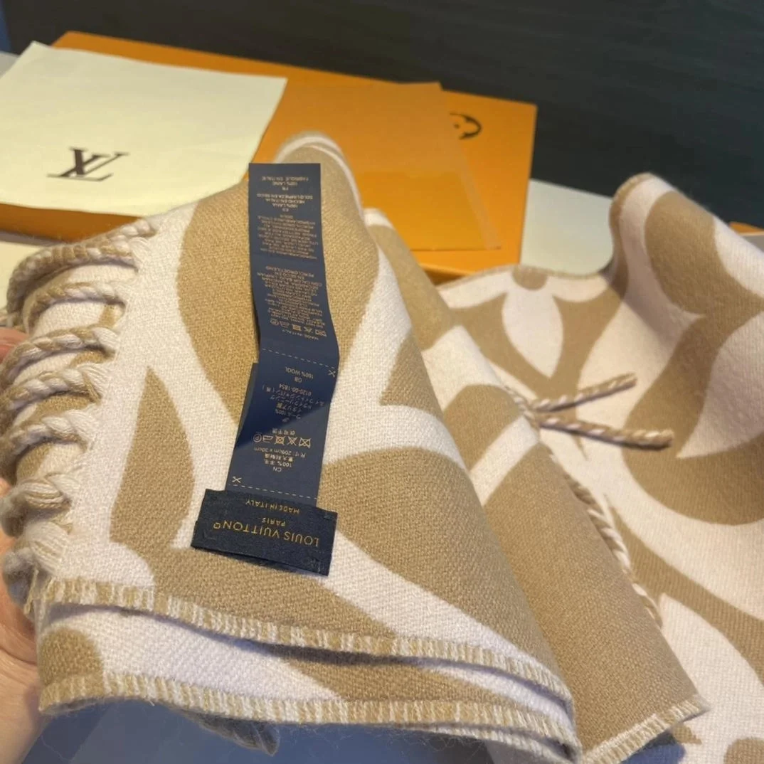 루이비통 메달리언 베이지 로즈 스카프