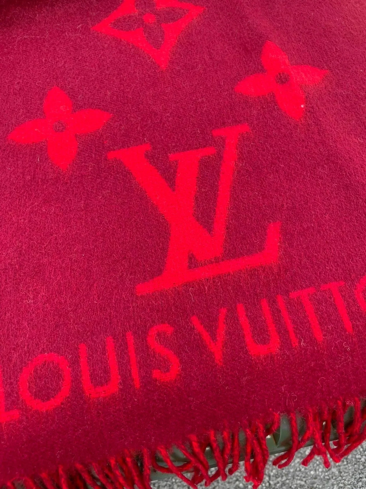 루이비통 레이캬비크 쎄리즈 레드 스카프