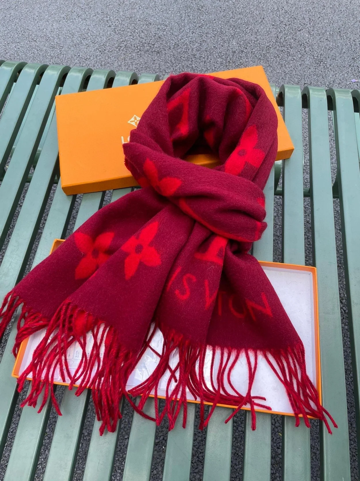 루이비통 레이캬비크 쎄리즈 레드 스카프