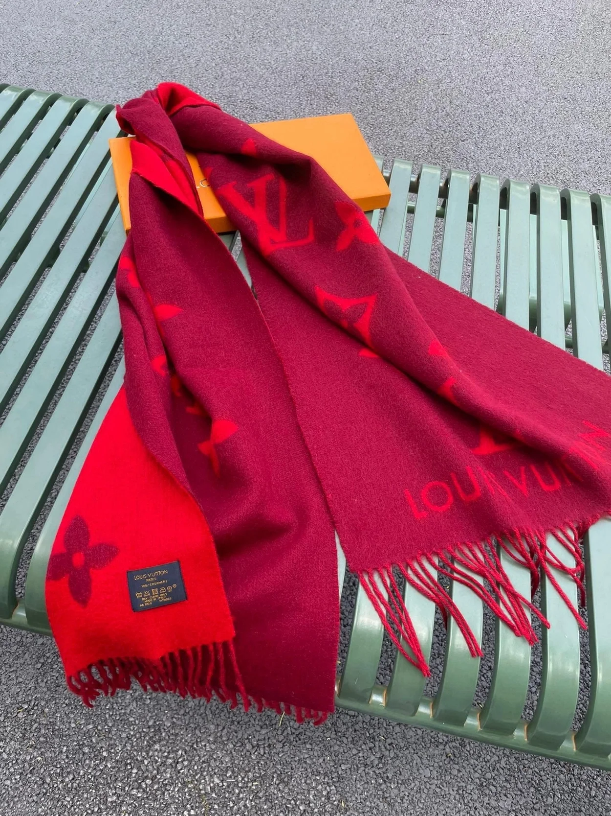 루이비통 레이캬비크 쎄리즈 레드 스카프