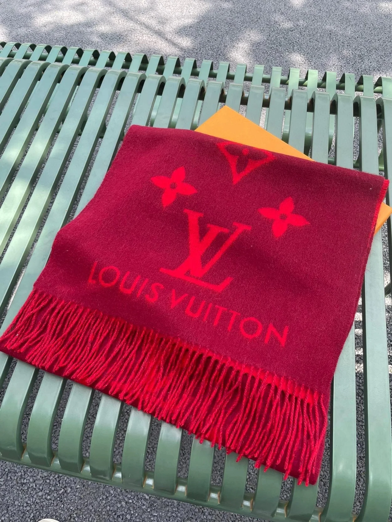 루이비통 레이캬비크 쎄리즈 레드 스카프