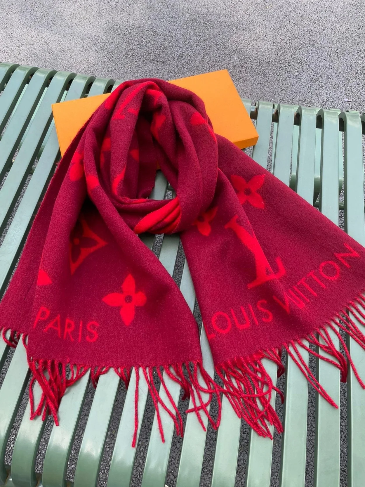 루이비통 레이캬비크 쎄리즈 레드 스카프