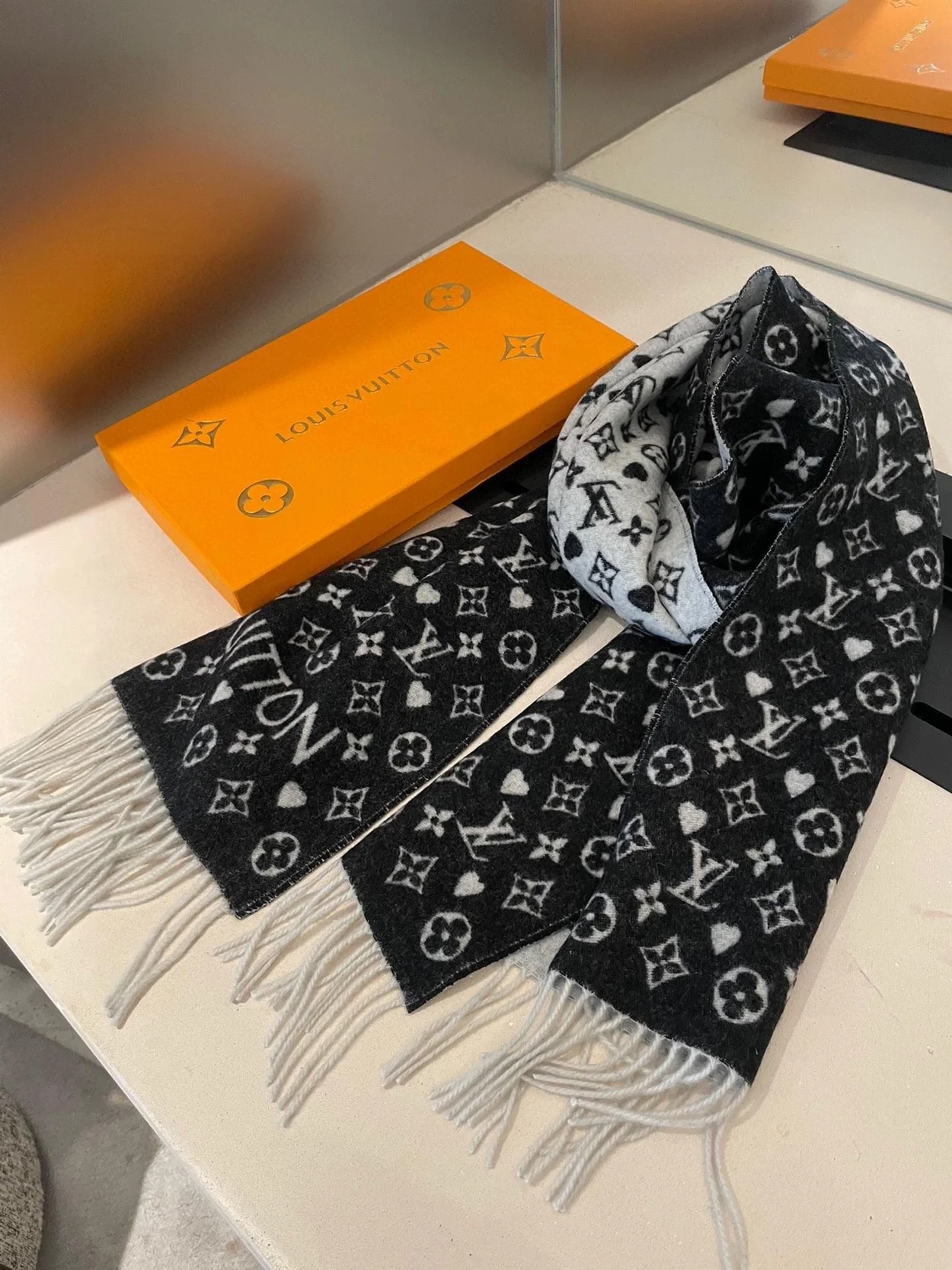 루이비통 게임 온 스카프