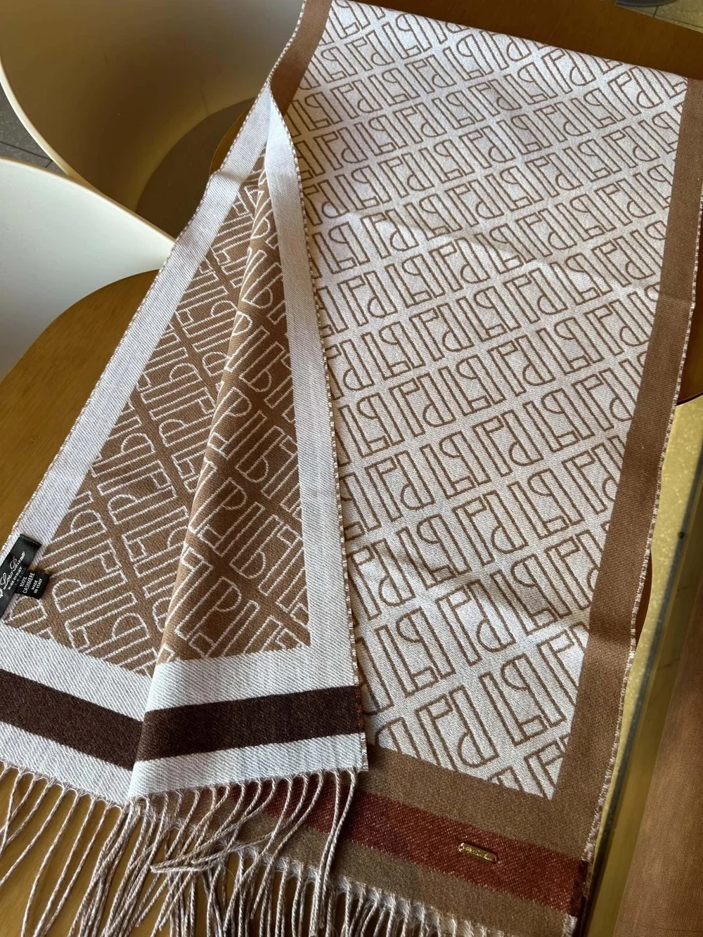 로로피아나 프린지드 로고 자카드 머플러