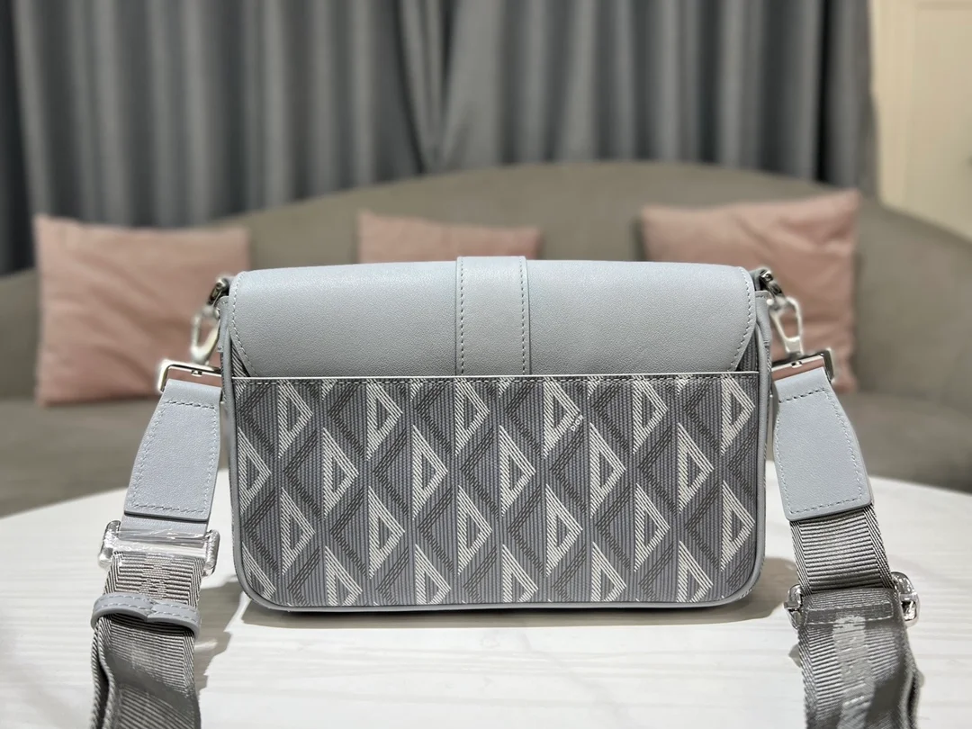 디올 힛 더 로드 메신저 백 그레이