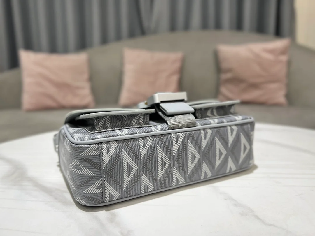 디올 힛 더 로드 메신저 백 그레이