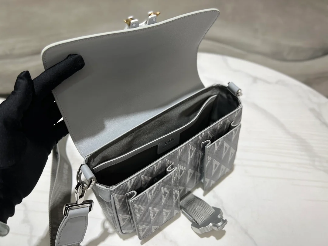 디올 힛 더 로드 메신저 백 그레이