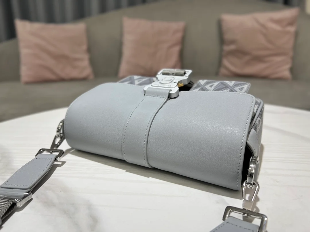 디올 힛 더 로드 메신저 백 그레이