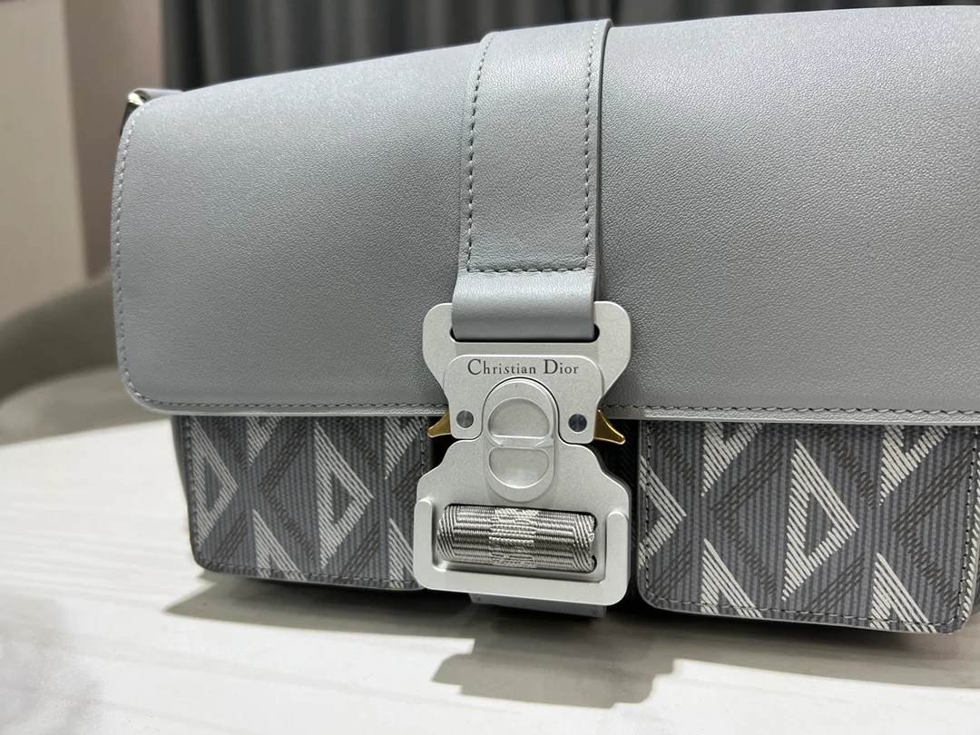 디올 힛 더 로드 메신저 백 그레이